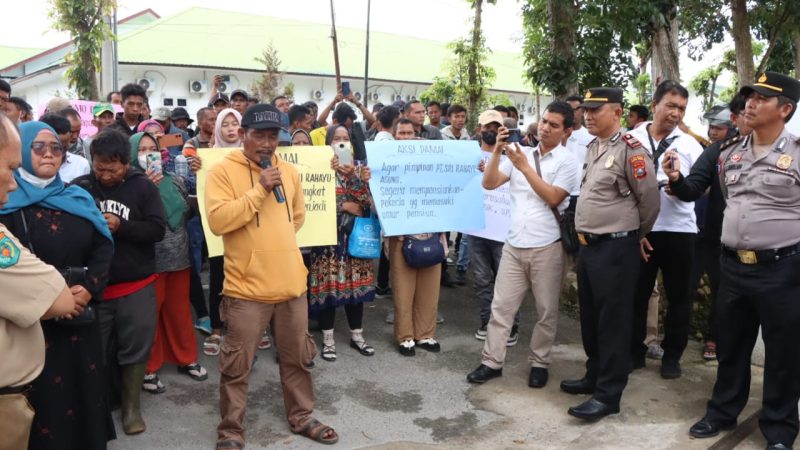 Karyawan Serikat Pekerja PUK SPPK – FSPMI) PT SRA Lakukan Aksi Unjuk Rasa di Depan Gedung DPRD Sergai