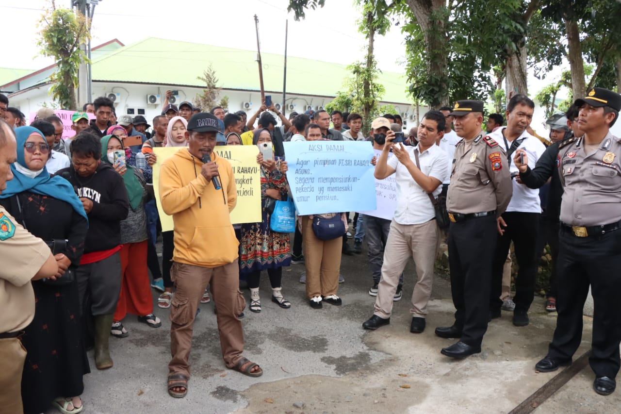 Karyawan Serikat Pekerja PUK SPPK – FSPMI) PT SRA Lakukan Aksi Unjuk Rasa di Depan Gedung DPRD Sergai