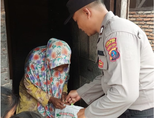 Polres Madina Peduli, Berbagi Kepada orang tua jompo Dan Warga Kurang Mampu