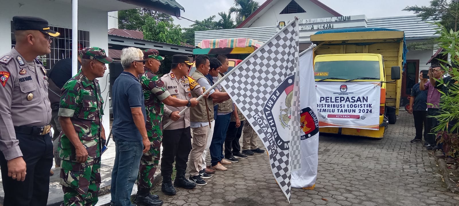 Kapolres Binjai Bersama Forkopimda Lepas Keberangkatan Logistik Pemilu 2024
