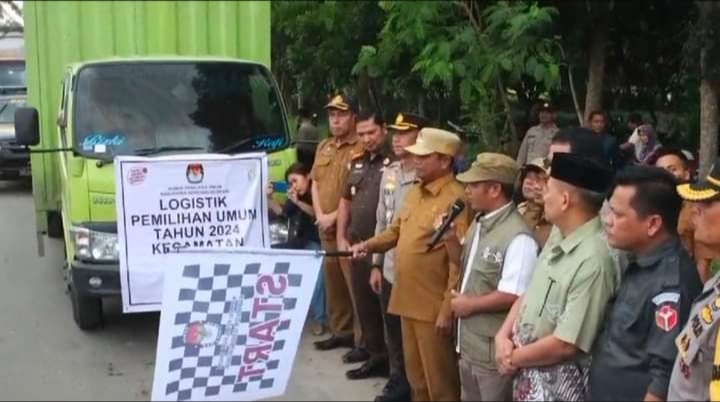 KPU Bersama Unsur Forkompinda Kabupaten Serdang Bedagai Melepas Pendistribusian Logistik Pemilu 2024
