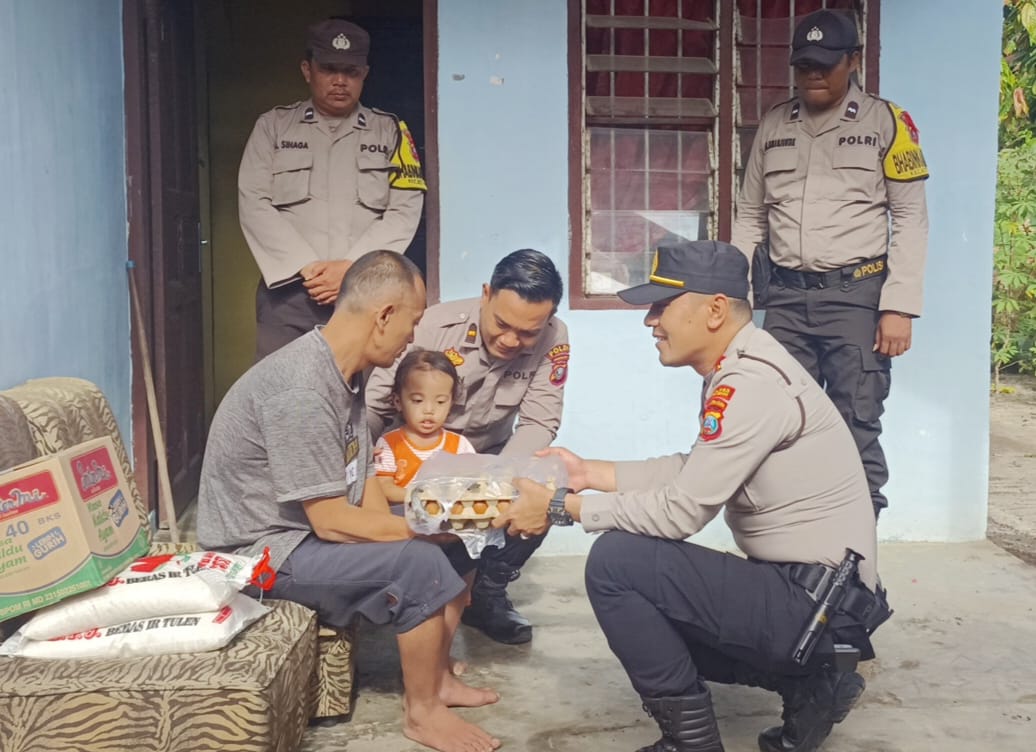 Polsek Kotarih Laksanakan Giat Baksos Ke Warga yang Kurang Mampu 