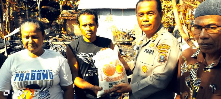 Polsek Teluk Mengkudu Berikan Bantu Pangan Korban Kebakaran