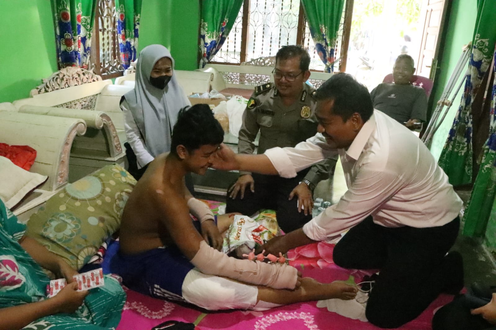 Personil Polres Sergai Kunjungi Korban Pencurian Dengan Kekerasan 