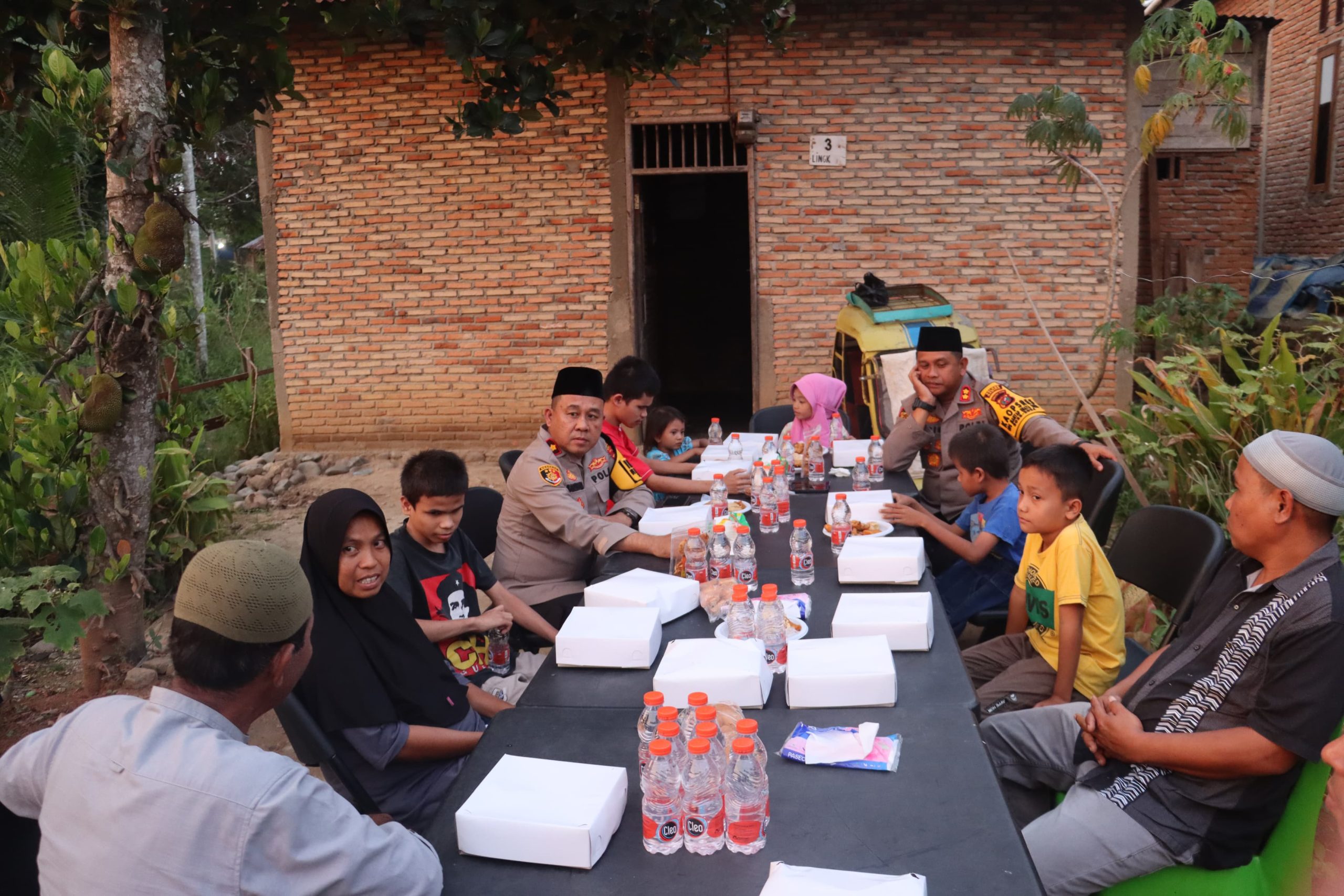 Kapolres Madina Buka Puasa Bersama Keluarga Tuna Netra Di Kelurahan Pidoli Dolok