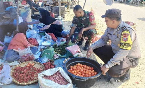 Polsek Kotarih dan Koramil Sambangi Pasar Tradisional