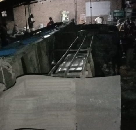 KA Tabrak Truk Tronton Muatan Pupuk di Pasar Bengkel Perbaungan   