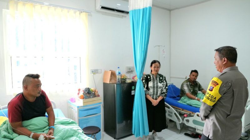 Kapolda Sumut Jenguk Dua Personil Korban Penganiayaan Saat Menangkap Pelaku Narkoba