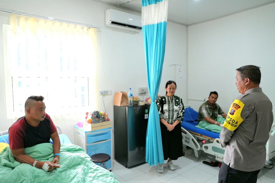 Kapolda Sumut Jenguk Dua Personil Korban Penganiayaan Saat Menangkap Pelaku Narkoba