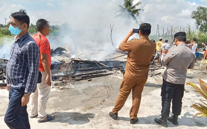 Dua Rumah Warga Ludes di Lahap si Jago Merah, Polsek Teluk Mengkudu Lakukan Olah TKP dan Bantu Korban