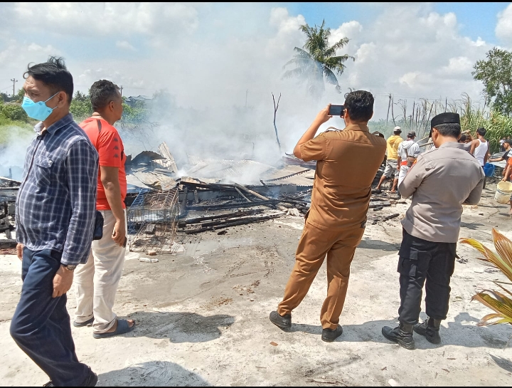 Dua Rumah Warga Ludes di Lahap si Jago Merah, Polsek Teluk Mengkudu Lakukan Olah TKP dan Bantu Korban