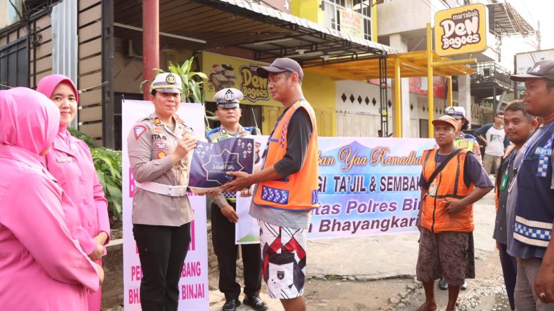 Sat Lantas Polres Binjai Bersama Bhayangkari Berbagi Takjil dan Sembako