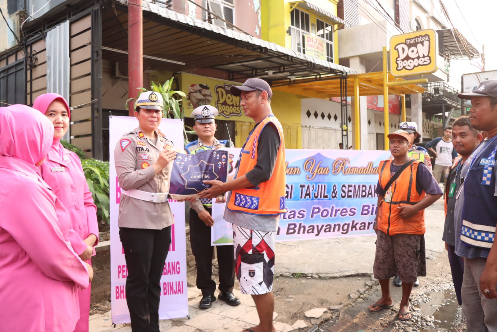 Sat Lantas Polres Binjai Bersama Bhayangkari Berbagi Takjil dan Sembako