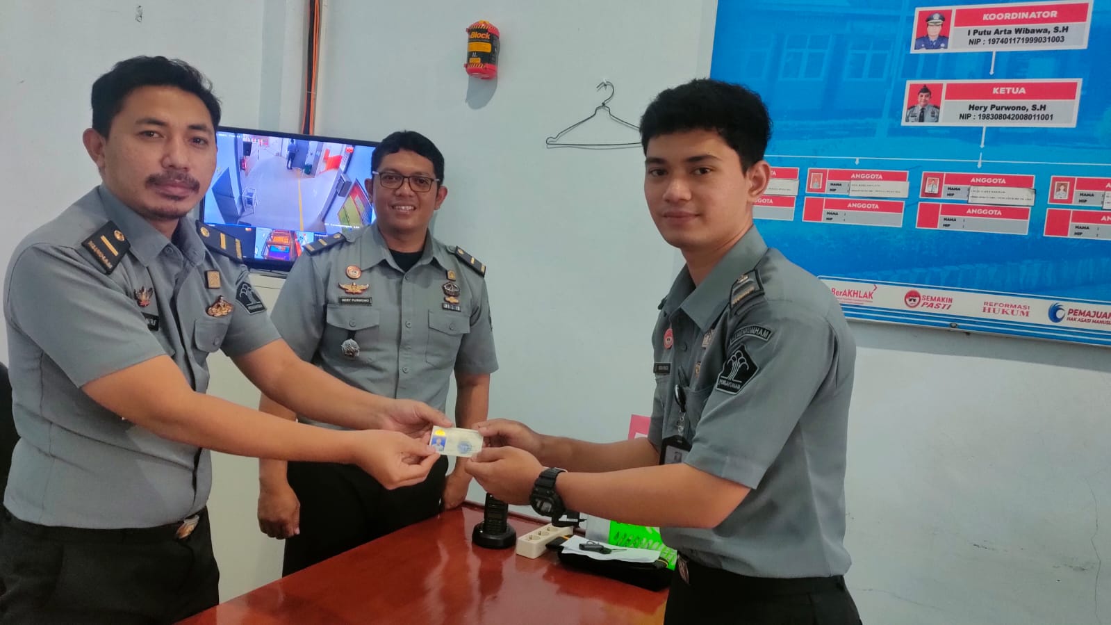 Gandeng Polda Sulteng, LPKA Palu Serahkan KTA Polsus Kepada Jajarannya