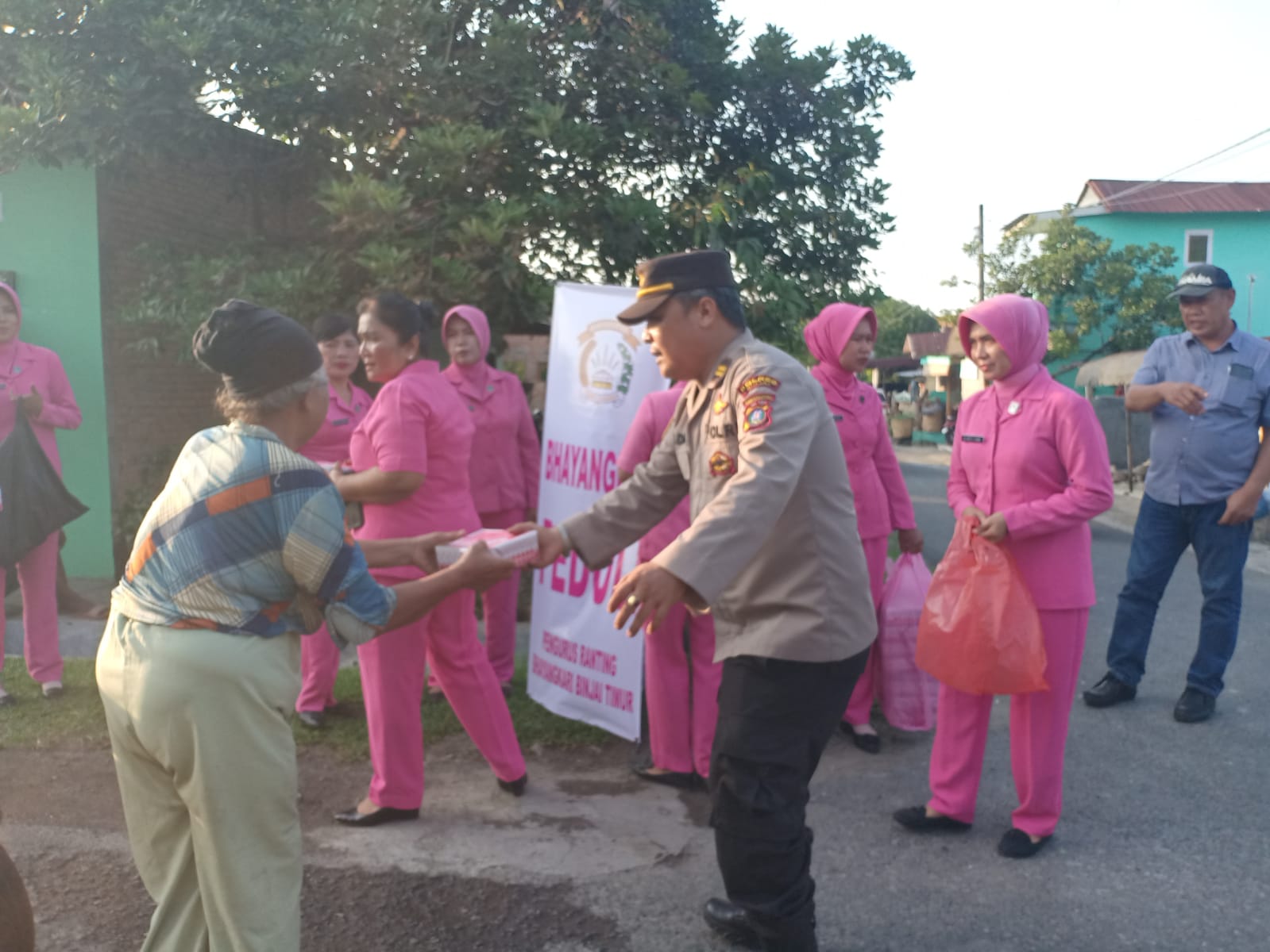 Polsek Binjai Timur Bersama Bhayangkari Berbagi Takjil