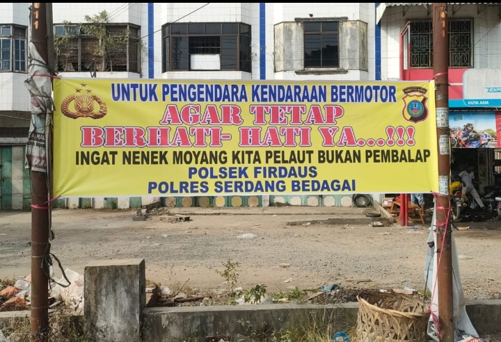 Polres Sergai Memasang Spanduk Imbauan Disepanjang Titik Jalan Lintas Sumatra 