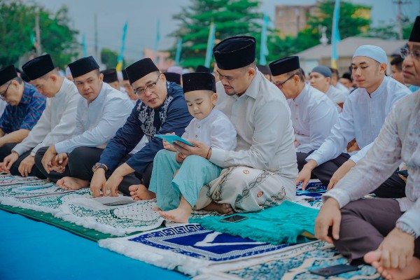 Walikota Medan Ikuti Shalat Idul Fitri 1445 H di Lapangan Sejati Pratama Johor