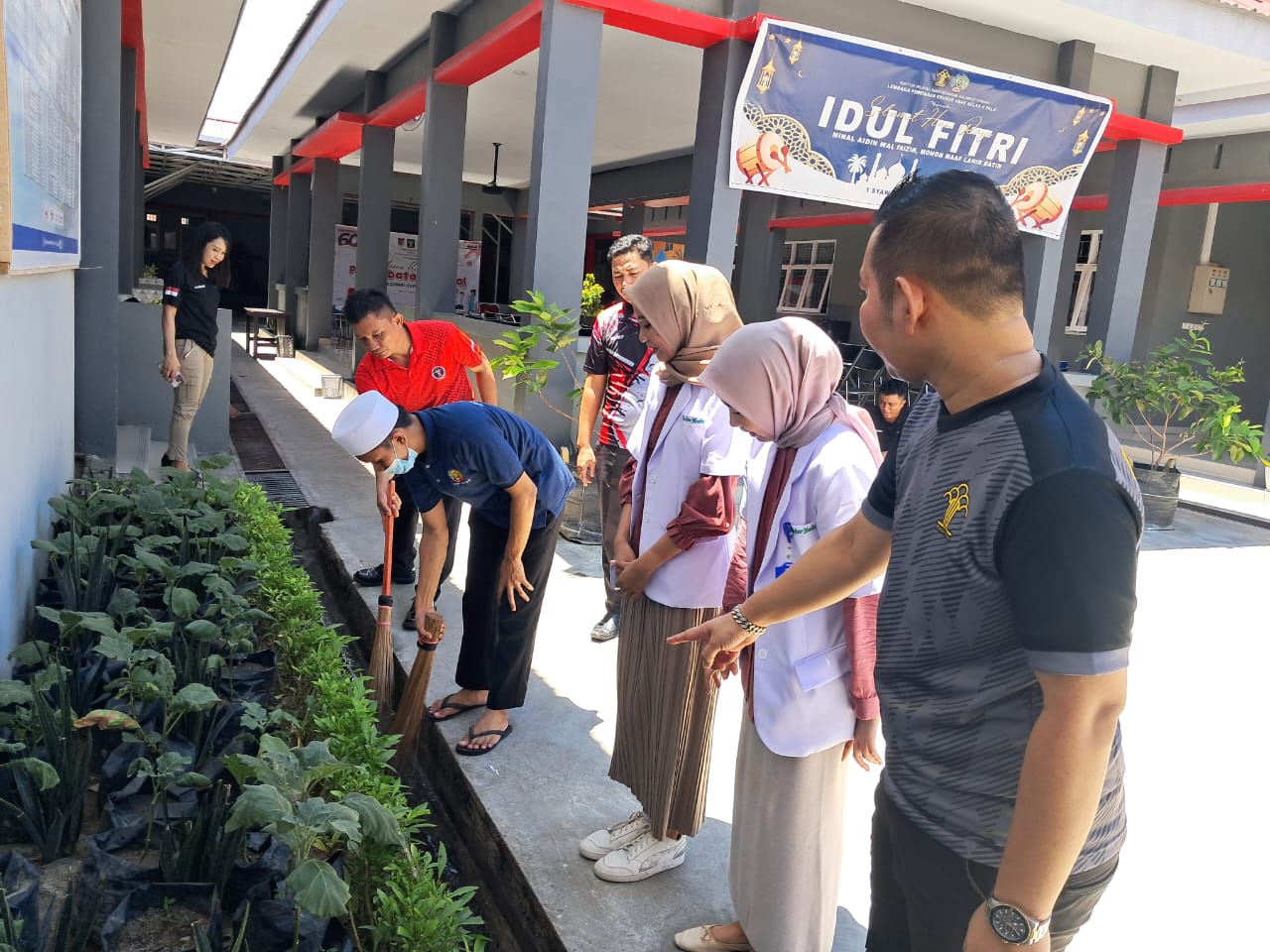 Semarak Hari Bakti Pemasyarakatan Ke-60, LPKA Palu dan Puskesmas Bersama FK Untad Gelar Aksi Kebersihan
