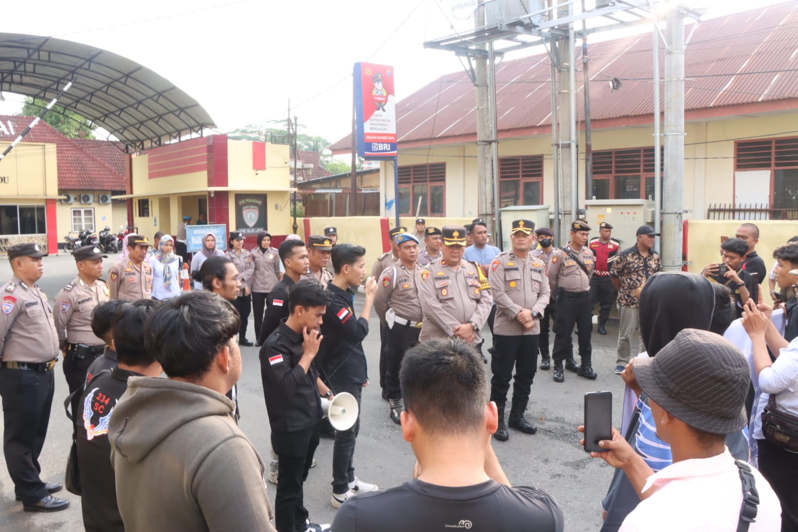 Polres Binjai Terima Penghargaan Dari Komunitas DPC 234 SC dan RNR