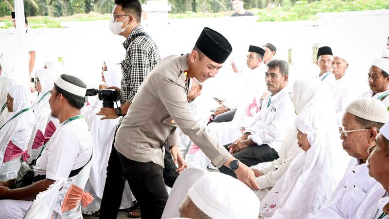 Kapolres Serdang Bedagai menghadiri tepung tawar jamaah haji kabupaten Serdang Bedagai