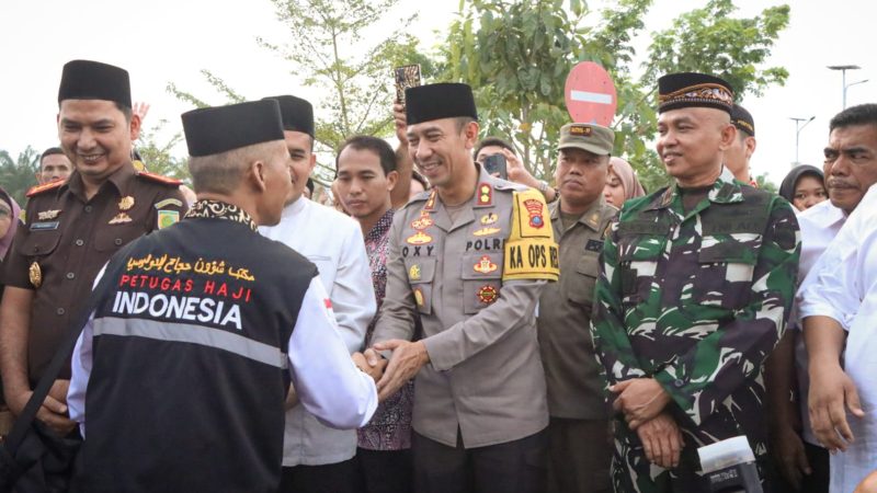 Kapolres Sergai dan Tokoh Masyarakat Bersiap Melepas Para Calon Jamaah Haji