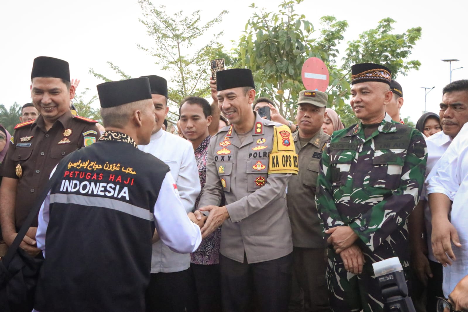 Kapolres Sergai dan Tokoh Masyarakat Bersiap Melepas Para Calon Jamaah Haji