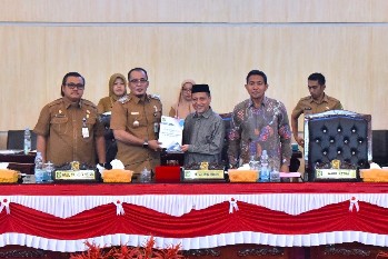 Penyerahan Berkas Ranperda RPJPD Oleh Wakil Ketua DPRD Medan