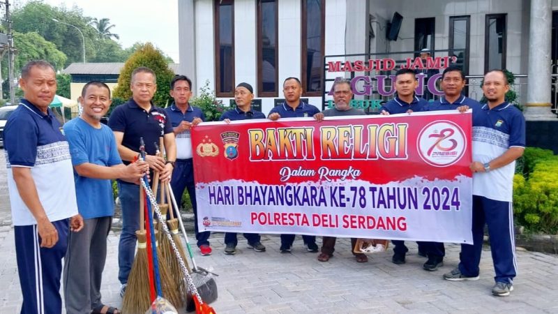Menyambut Hari Bhayangkara Ke 78, Polresta Deli Serdang Lakukan Bhakti Religi Bersih – Bersih Rumah Ibadah
