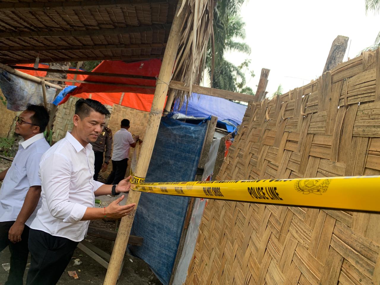 Tim gabungan Polres Sergai bersama Polsek Pantai Cermin Lakukan Tindakan Memasang garis polisi di lokasi Diduga Tempat Perjudian