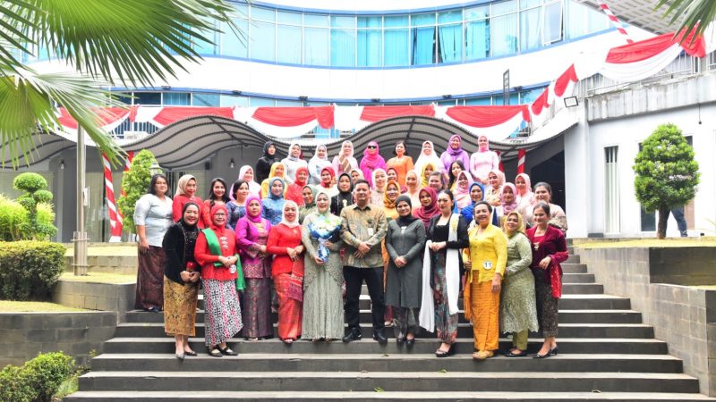 Lomba Fashion Show Kebaya Digelar DWP Sekretariat DPRD Medan