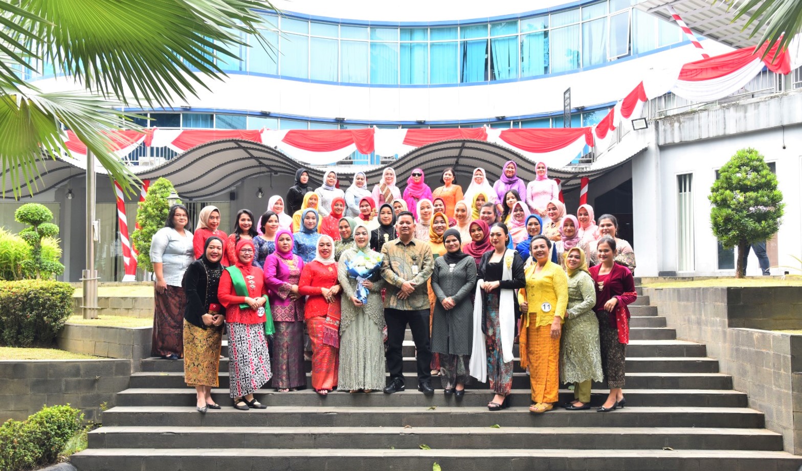 Lomba Fashion Show Kebaya Digelar DWP Sekretariat DPRD Medan