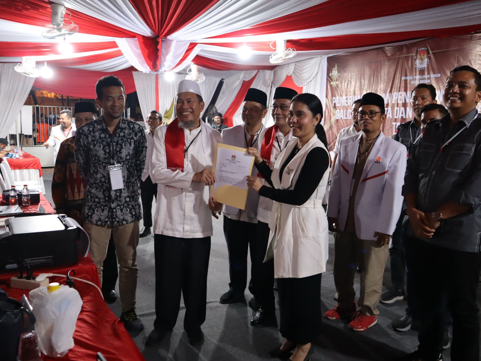 Malam Hari, Paslon Walikota dan Wakil Walikota Hidayatullah – Yasir Resmi Daftar ke KPU Kota Medan