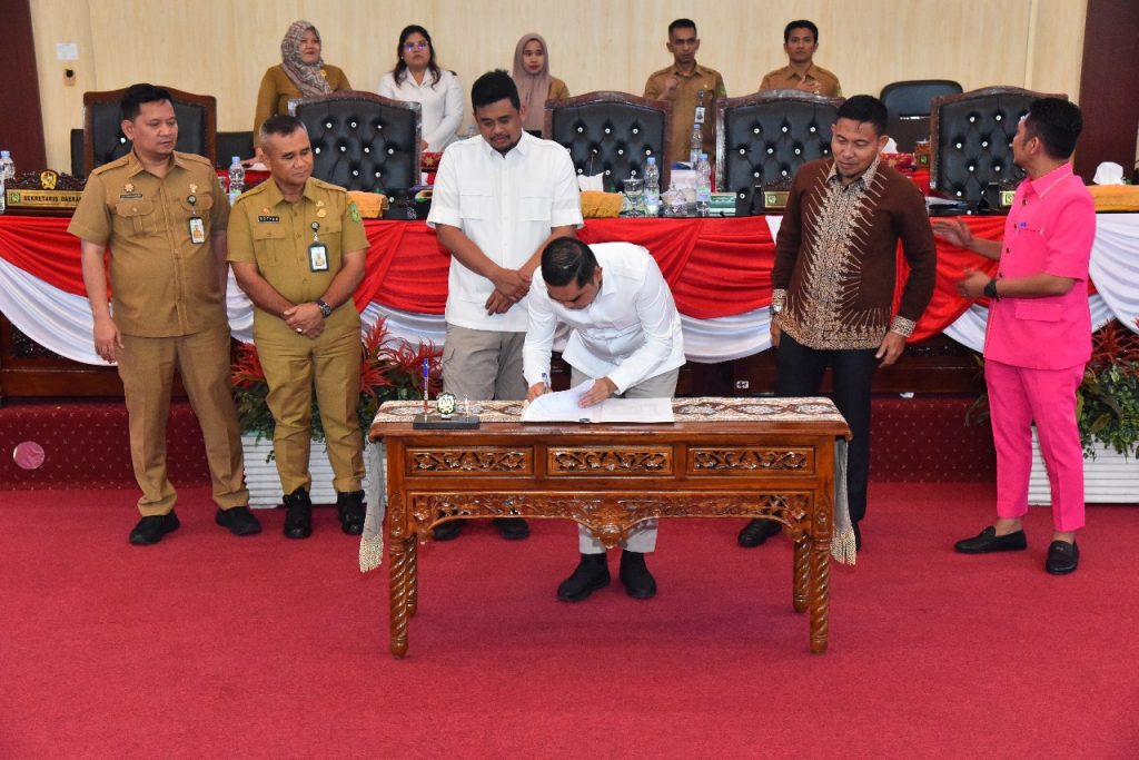 Penandatanganan Persetujuan Ranperda oleh Pimpinan DPRD Medan Bersama Walikota Medan.
