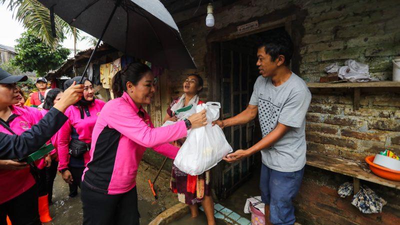 Ketua Bhayangkari Polda Sumut Bagikan Sembako ke Warga yang Terdampak Banjir