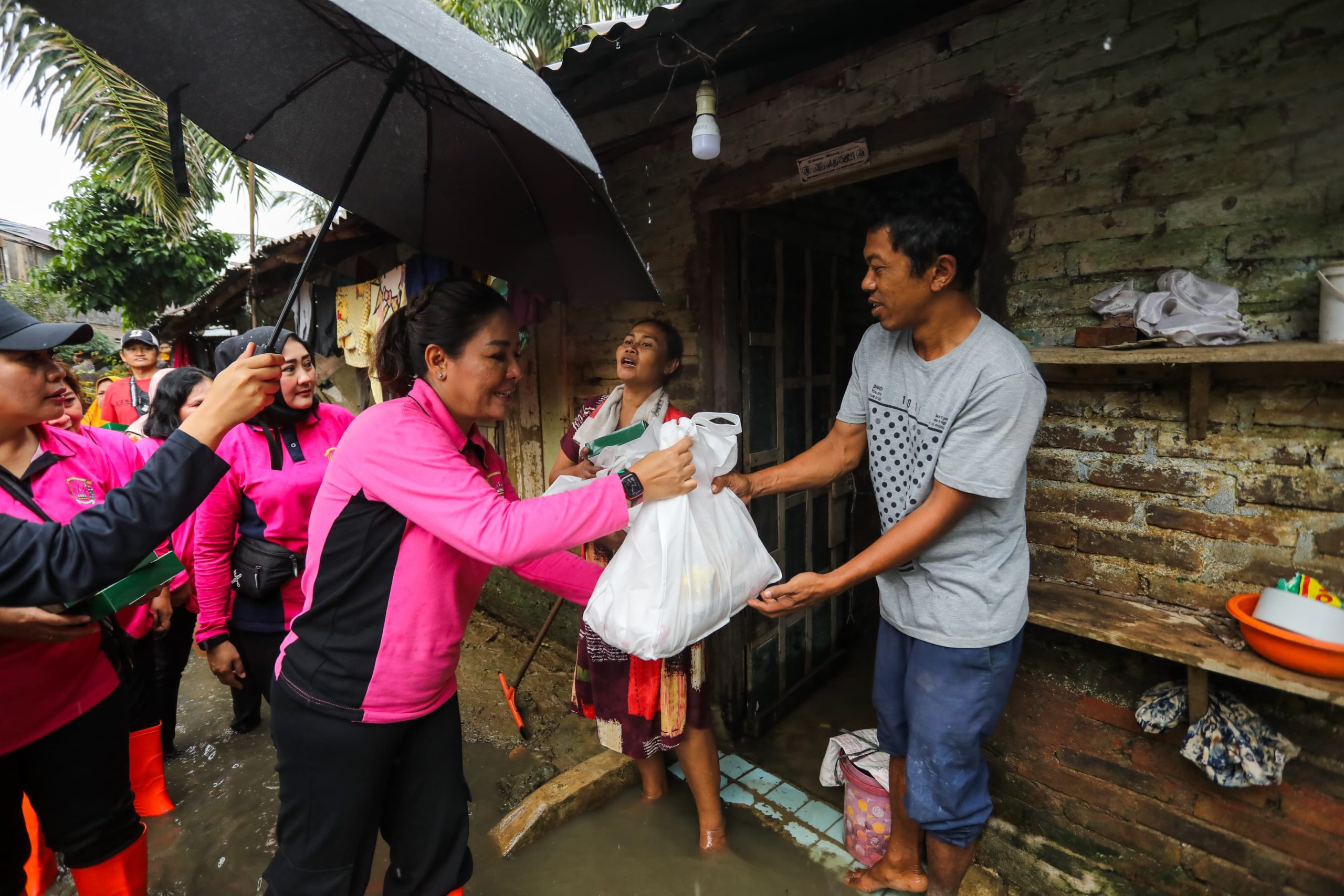 Ketua Bhayangkari Polda Sumut Bagikan Sembako ke Warga yang Terdampak Banjir