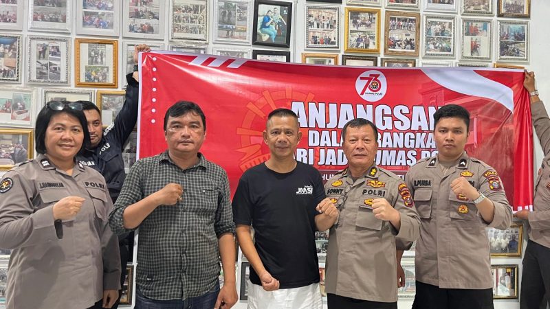 Anjangsana HUT ke-73 Humas Polri: Bidhumas Polda Sumut Jenguk Chairum Lubis 