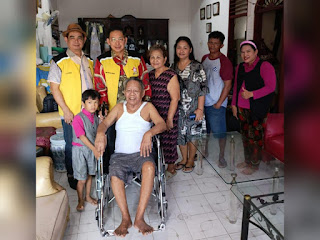 Wong Chun Sen Berikan Bantuan Kursi Roda