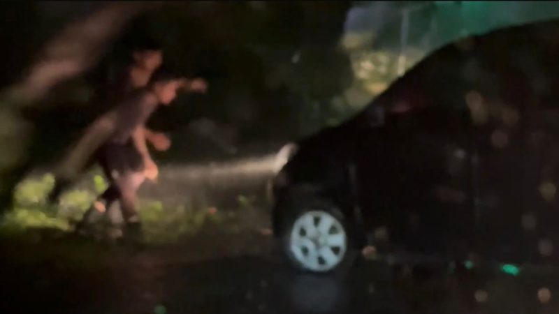 Heroik di Tengah Derasnya Hujan: Tim Presisi Polrestabes Medan Selamatkan Warga yang Terjebak di Parit