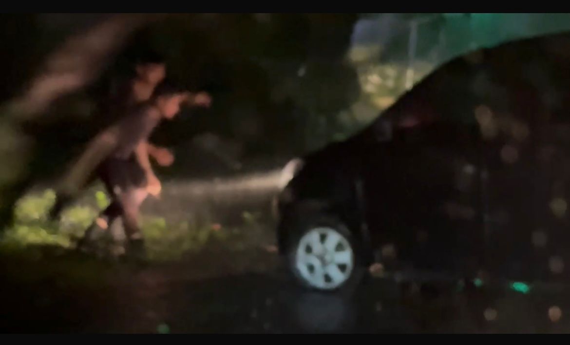 Heroik di Tengah Derasnya Hujan: Tim Presisi Polrestabes Medan Selamatkan Warga yang Terjebak di Parit