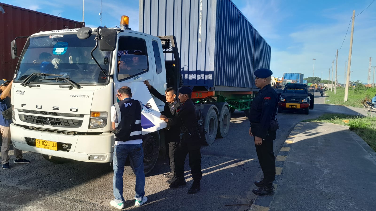 Polda Sumut kawal logistik Aquabike menuju Danau Toba 