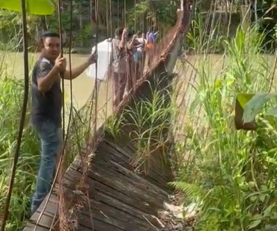 Memacu Adrenalin, Kawal Logistik Pilkada Melintasi Jembatan Gantung di Nias Barat