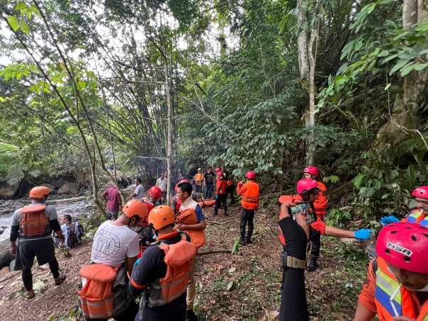 Sinergi Polri bersama Masyarakat: Evakuasi Korban Longsor Desa Martelu