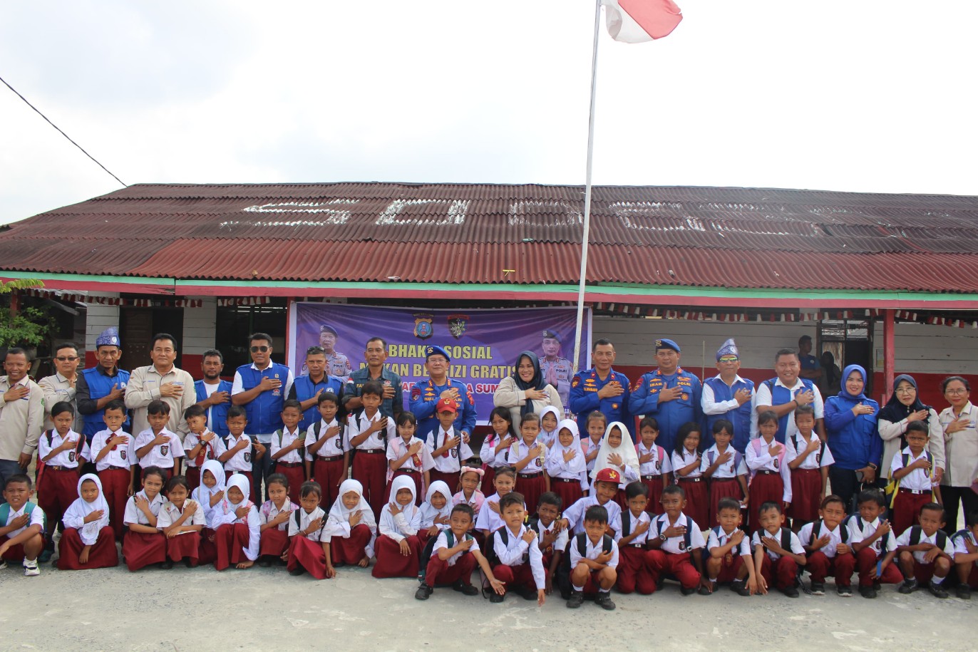Ditpolairud Polda Sumut Gelar Bakti Sosial Makan Bergizi Gratis untuk Siswa SD di Kampung Nelayan Seberang