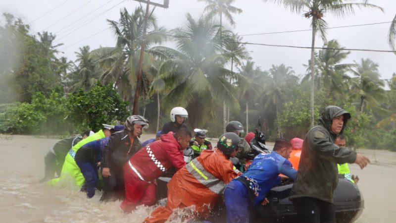 Banjir di Nias Selatan, Polisi Bantu dan Evakuasi Warga dengan Sigap