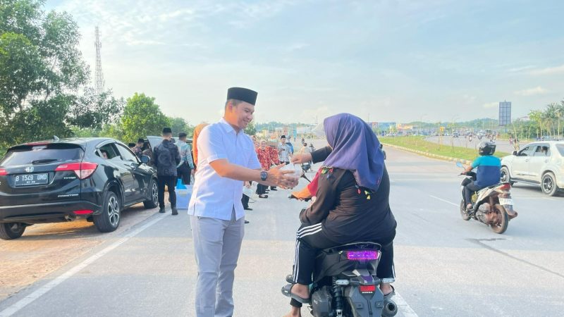 Rutan Batam Bersama Dharma Wanita Persatuan Berbagi Takjil Gratis kepada Masyarakat