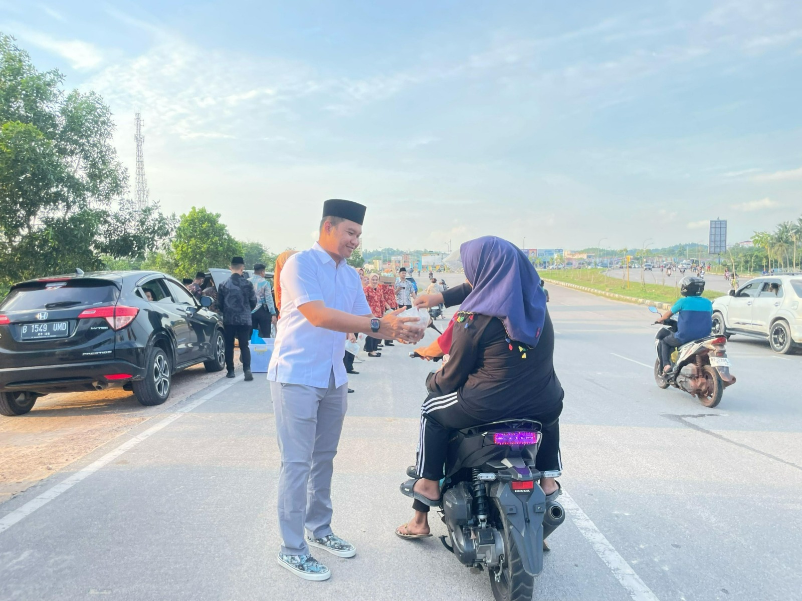 Rutan Batam Bersama Dharma Wanita Persatuan Berbagi Takjil Gratis kepada Masyarakat