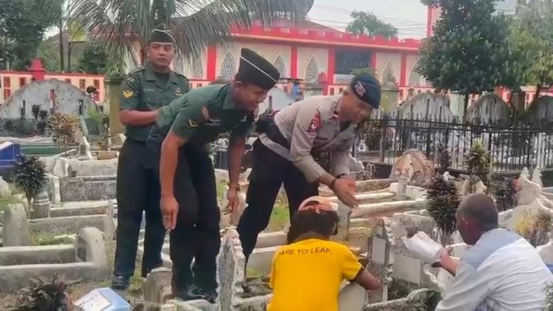 Brimob Polda Sumut Bersama Kodim 0204/DS Bagikan 200 Paket Takjil untuk Warga Tebing Tinggi