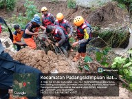 Tanggap Darurat Brimob Polda Sumut Bersihkan Longsor di Padang Sidempuan