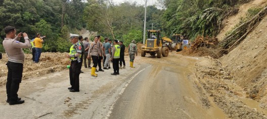 Polisi Gerak Cepat Tangani Longsor di Jalan Lintas Tarutung-Tapsel, Arus Lalu Lintas Kembali Dibuka