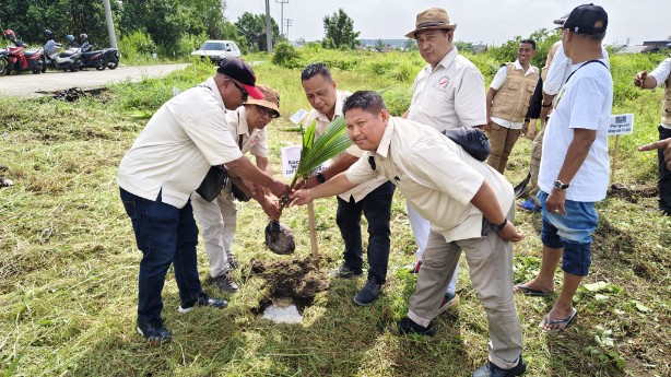 Koordinator Wartawan DPRD Medan Bersama KIH Sumut Tanam 100 Bibit Pohon Kelapa